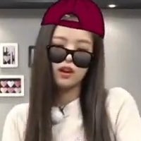 stardomdiva's tweet photo. blinks before blackpink has twitter 

vs 

blinks after blackpink has twitter https://t.co/slZg2u54VM