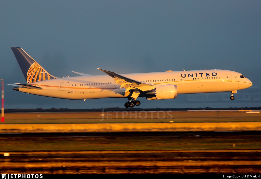 JetPhotos's tweet photo. A @unted 787 landing at @SydneyAirport in golden light. https://t.co/nvSMm5cED5 © Mark H https://t.co/c3brNsHl2g