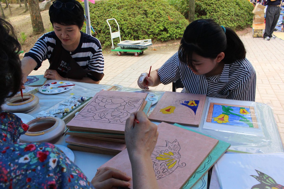 #한솔종합사회복지관 #동고동락 6월 벼룩시장이 금일 진행되었습니다. 비가 오는 날씨에도 불구하고 많은 지역주민들이 여김없이 참가해주셨답니다. 금일은 다솜중앙어머니회, 분당노인종합복지관 등 유관기관 및 단체들이 오셔서 다양한 체험부스 운영 도와주셨습니다