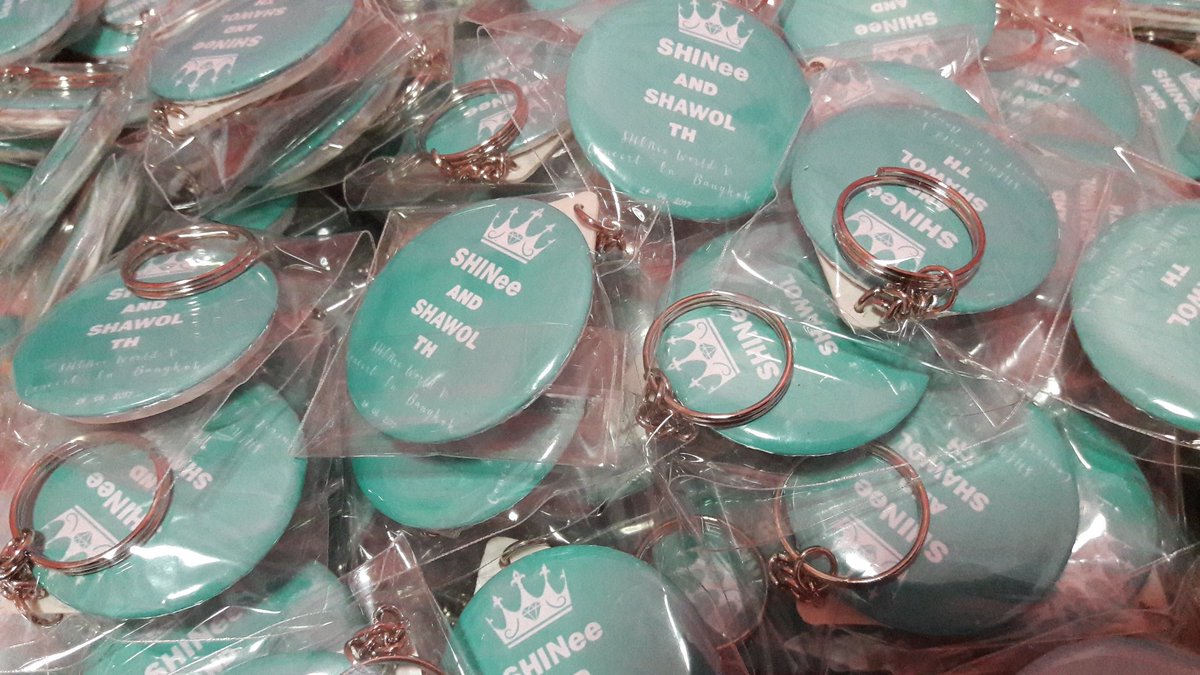 เพื่อนๆ ที่นัดรับพวงกุญแจของที่ระลึกร่วมโดเนท สามารถมารับได้ที่บูทด้านหน้า ข้างๆ บูทขาย Goods Official นะคะ เซ็นชื่อรับได้เลยค่ะ #SWC5inBKK