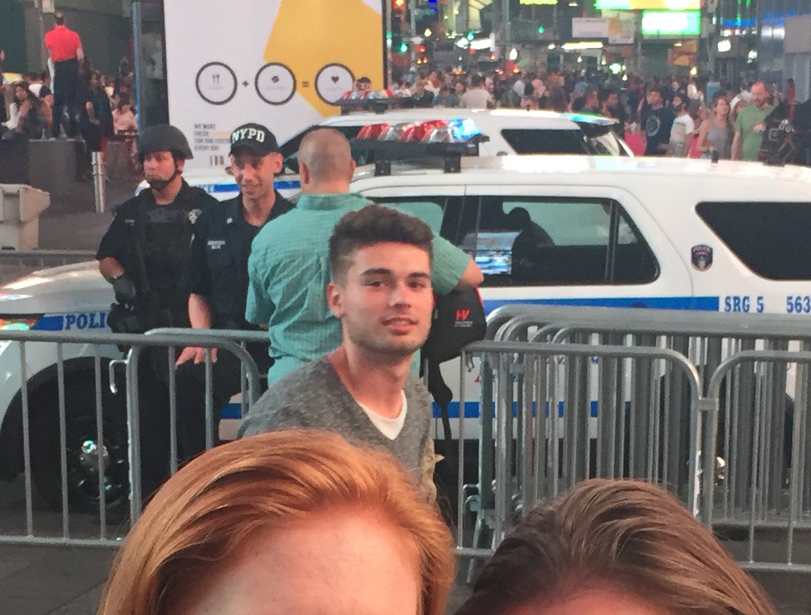 HopeBrents's tweet photo. help us find this guy. we just want to say hi. Retweet &amp; twitter do ur thing https://t.co/Vbb9VCrGdi