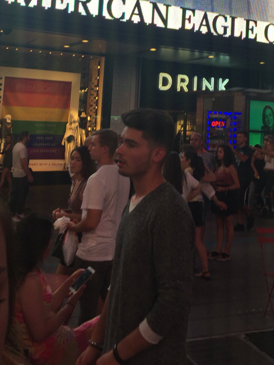 HopeBrents's tweet photo. help us find this guy. we just want to say hi. Retweet &amp; twitter do ur thing https://t.co/Vbb9VCrGdi