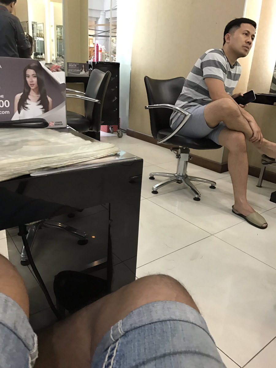 DpkTattoo's tweet photo. Papah ganteng lagi nungguin anak ceweknya potong rambut https://t.co/I3CGLSbw1E