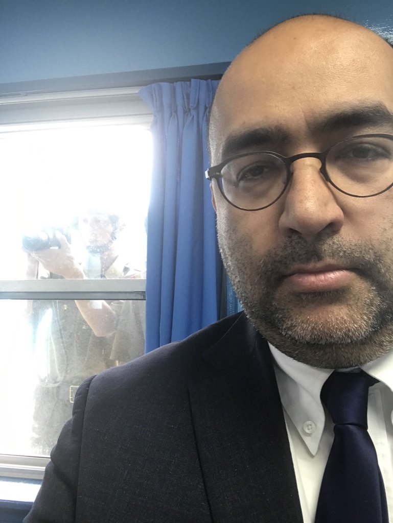 nouripour's tweet photo. The right side is #SouthKorea, the left one's #DPKR.
I'm in #NorthKorea.
In a #BlueBarrack. Observed by a #PKA-soldier.
#MostDisturbing https://t.co/o6Wi4Sj7pd