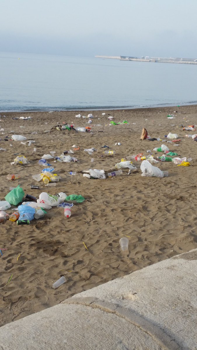 Mañana del 24 J en la playa de la Malagueta. Y hay zonas peores. Sería maravilloso que algún día todos respetemos los espacios públicos!