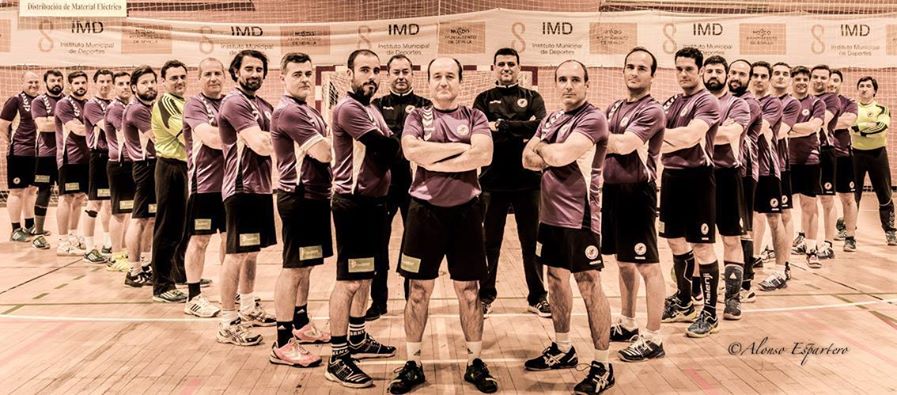 FAndaluzaBM's tweet photo. La @F_A_BM concede a @VBMSEVILLA la distinción PREMIO AL MEJOR CLUB DE VETERANOS TEMPORADA 2016/2017 #VPremiosAndalucíaBM https://t.co/VOPU3Jk4cq