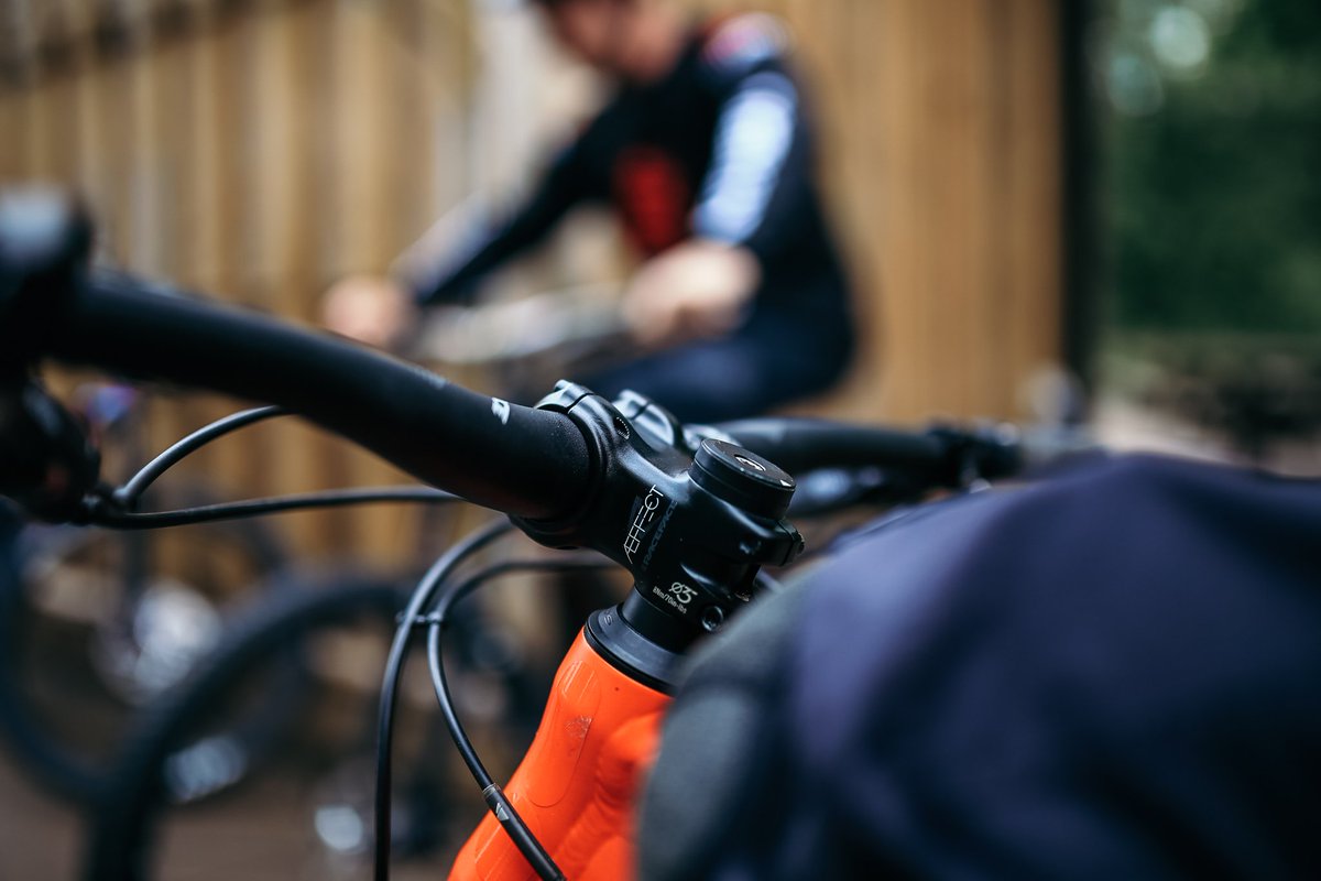 CanyonUK's tweet photo. The #Trails are Calling: Save £360 off the #SpectralAL 6.0 EX this weekend only! → https://t.co/lWdPX6Hfbr https://t.co/QMuKqEbAf5