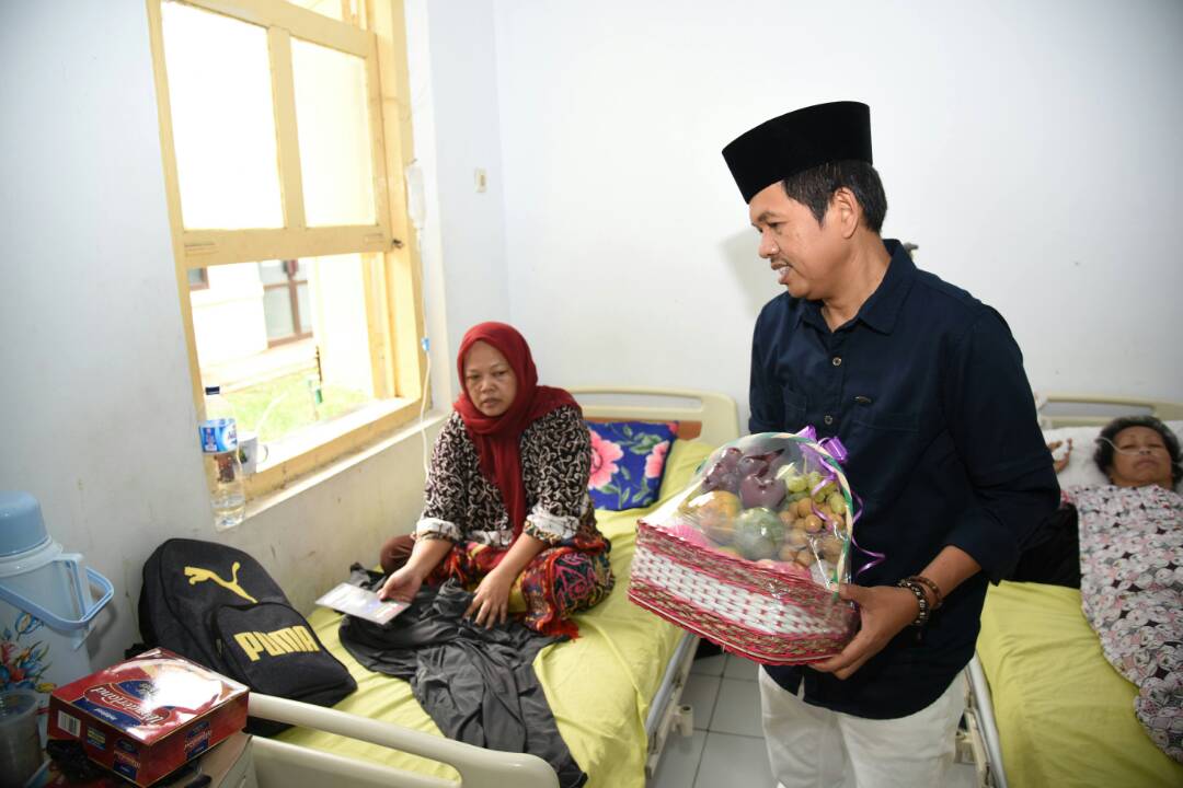 DediMulyadi71's tweet photo. menjenguk warga yg sedang sakit, semoga memperingan apa yg dirasakan dan sakitnya jadi pengugur dosa. sambut hari kemenangan, semua bahagia https://t.co/DbK8kB0i8J