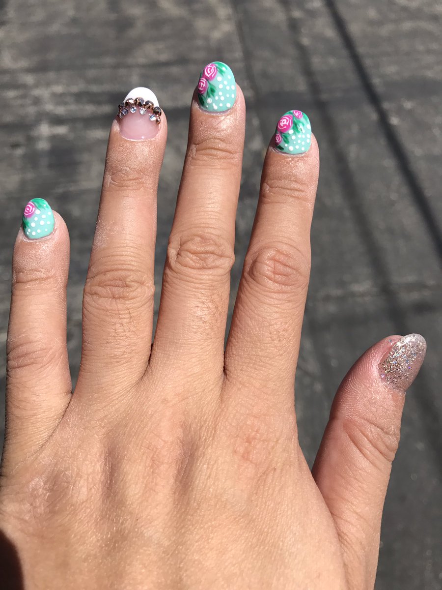 TheBettyCandy's tweet photo. Things I do when I am sick and down and can't play with my dolls #nails #nailart #salonday #green #roses #sparkly #pedicure #acrylicnails https://t.co/nCiEcFmpXa