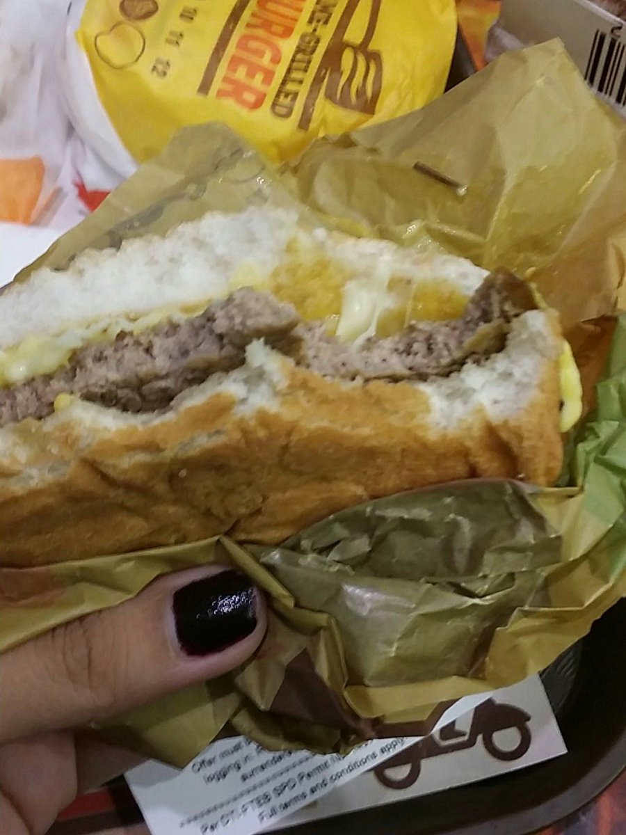 msshaynearra's tweet photo. Dear @burgerkingph hindi mo ko binigo. Sulot ang 200. I'm so full. This is the real expectation vs reality. #4cheesewhopper #burgerking https://t.co/P801pXde5J