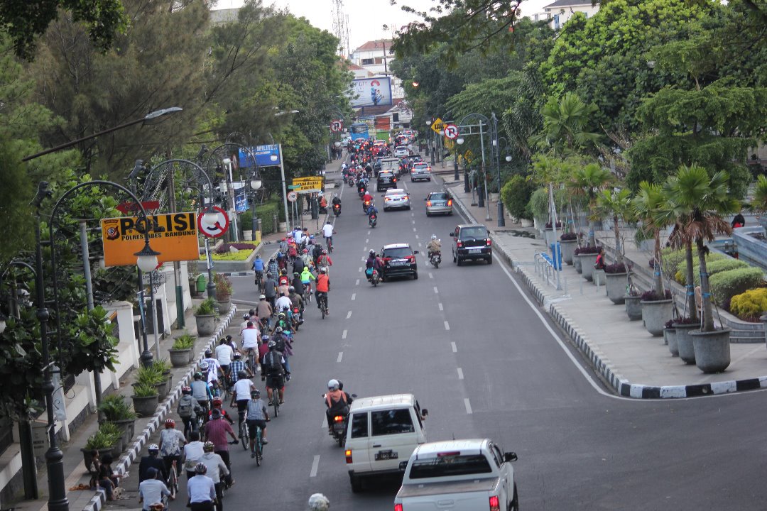 ecotransport_id's tweet photo. Indahnya bermoda transportasi sepeda di Bandung.....
#HayuNyapedah
#Bike2KamanaWae
#IndonesiaBersepeda https://t.co/BOQa32k0Jo