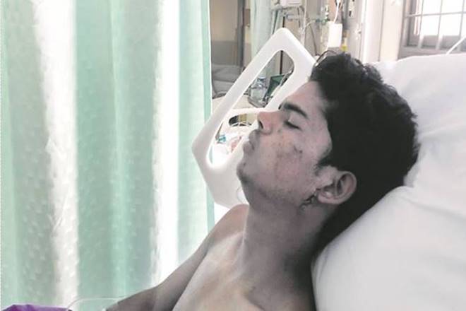 FinancialXpress's tweet photo. 15-year-old #JunaidKhan stabbed to death on #Mathuratrain; brother says were called #beefeaters
https://t.co/AzVXb76Vzf https://t.co/DhLZfhNNNH