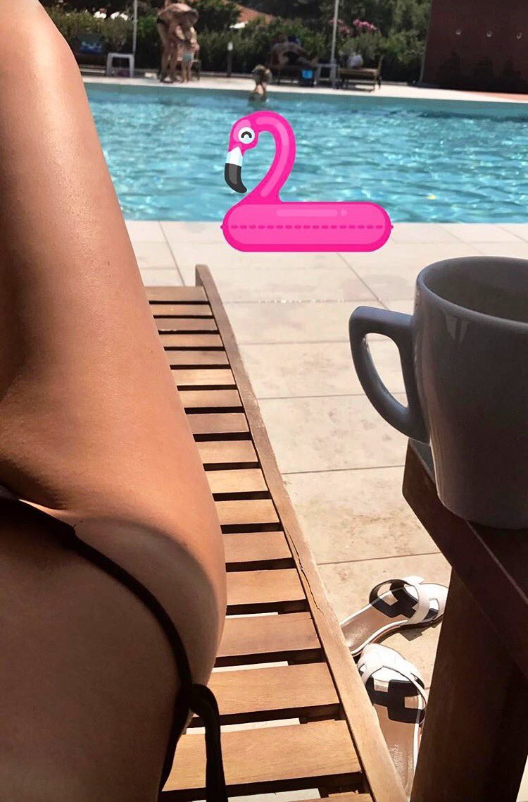 claaloo94's tweet photo. Chi prima arriva meglio alloggia è più si abbronza ☀️ 🏊🏻 https://t.co/qIIbmqZ2x5