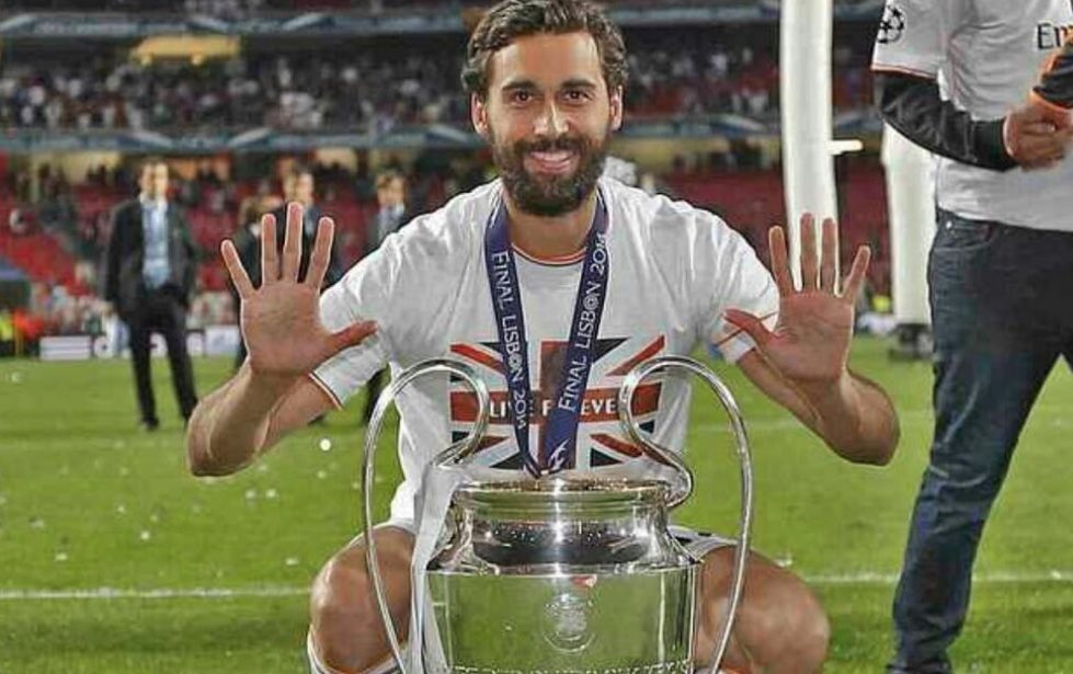 antoninomora's tweet photo. Se retira un símbolo, no un jugador. A muchos nos recordó el significado de palabras como honor, lealtad y coraje. 
Gracias, @aarbeloa17. https://t.co/KJLadzhDHO