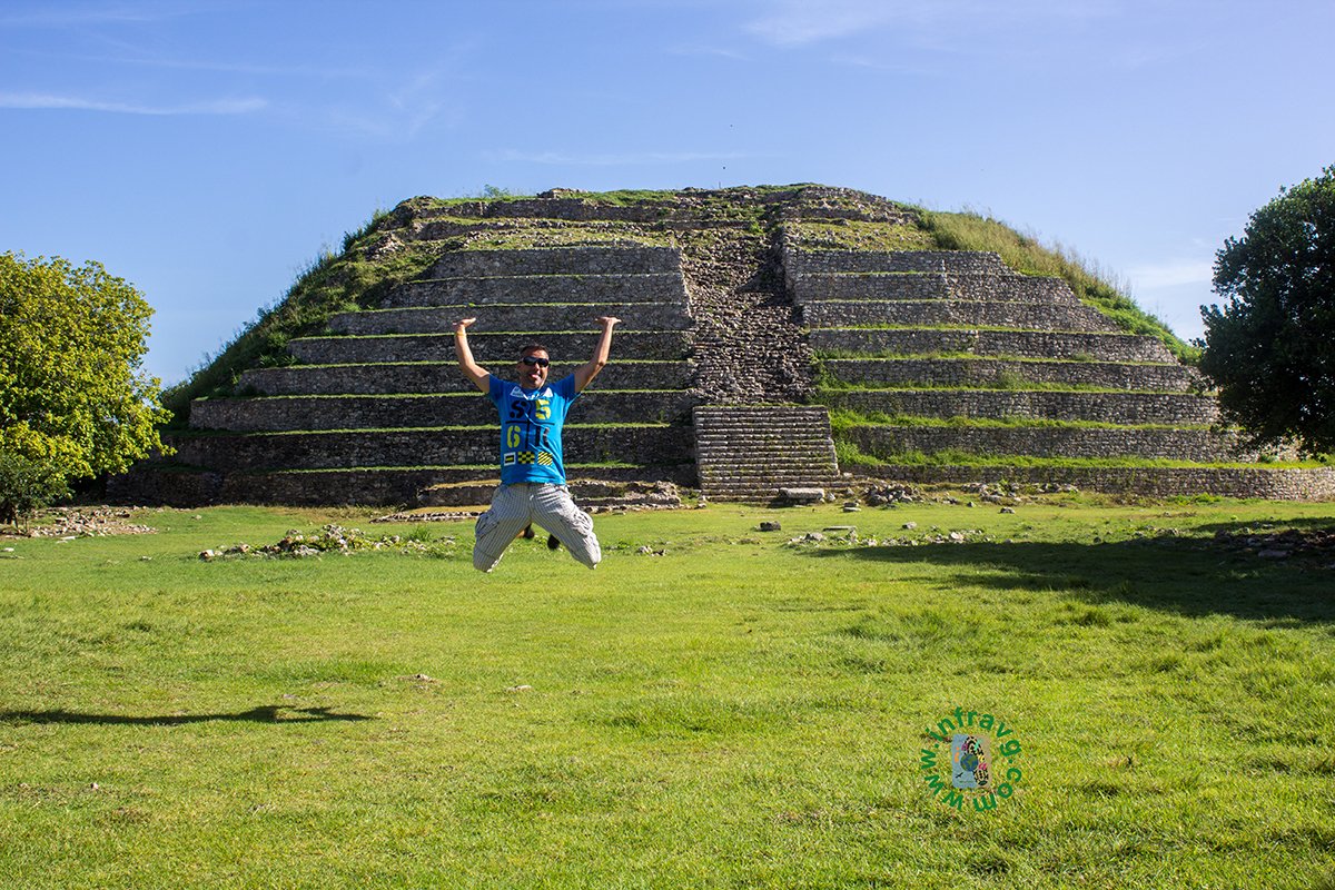 infravg's tweet photo. Salto en una de las pirámides de Izamal. #infrag https://t.co/EK7lQyEe8I https://t.co/TS8mzjiefU