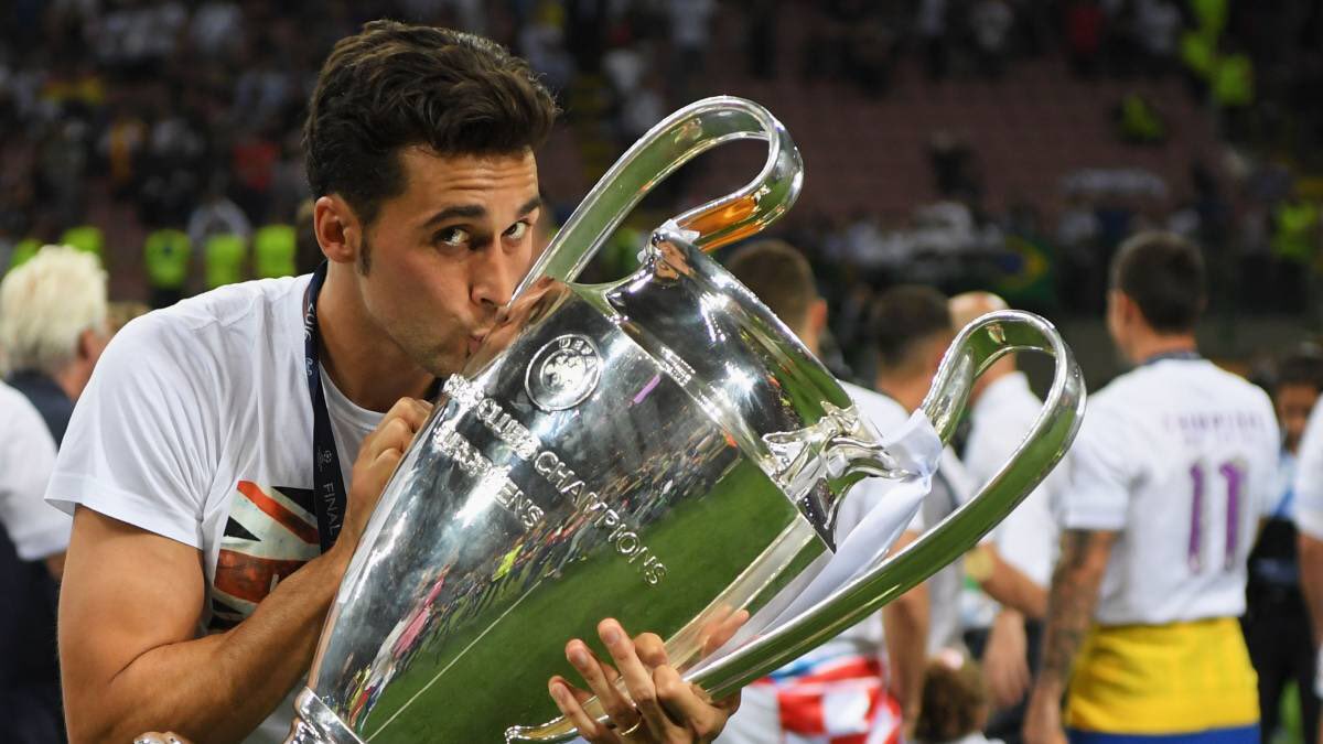 LuisCalles9's tweet photo. Cuando toda la afición del equipo que amas te despide como te mereces y te pide que vuelvas al club cuanto antes. Gracias @aarbeloa17. https://t.co/8j77ADJjP3