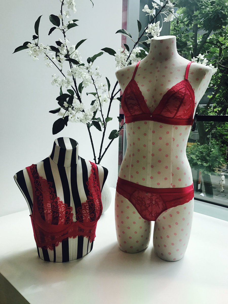Look at this beautiful new Bra-Set! 😍  
Visit us in our wonderful Flagship in Stuttgart &amp; make yourself happy! 🌸❤️