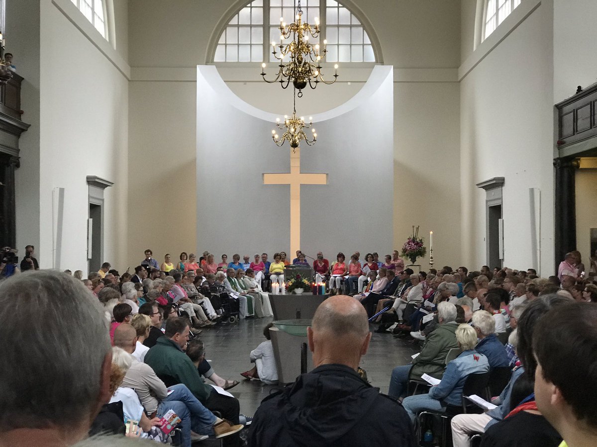 rz2017's tweet photo. Tranen en vreugde tijdens oecumenische gebedsviering in de Grote Kerk in @shertogenbosch #RZ2017 https://t.co/Lj9TR1F1bq