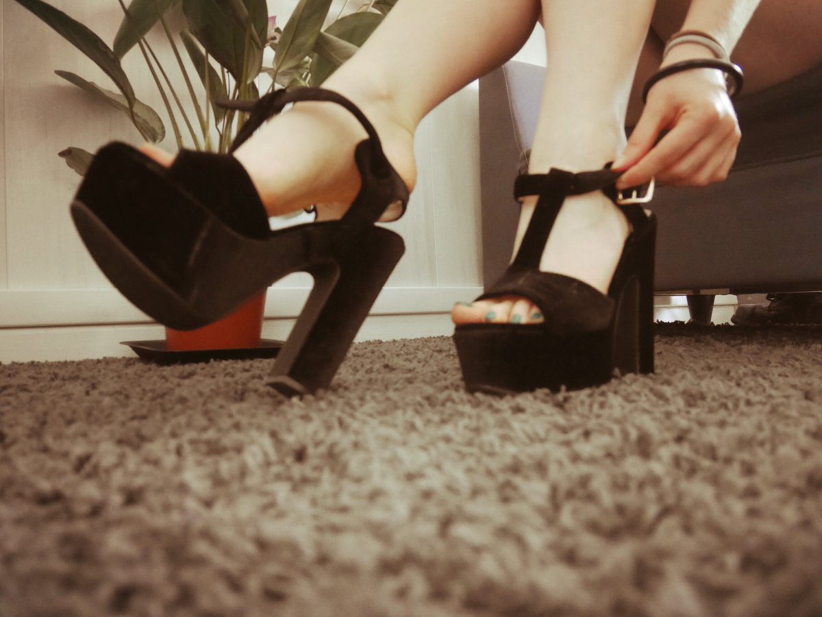 feetplease's tweet photo. Unclasping after a night out. Yes. https://t.co/YFh0zSvjZP
