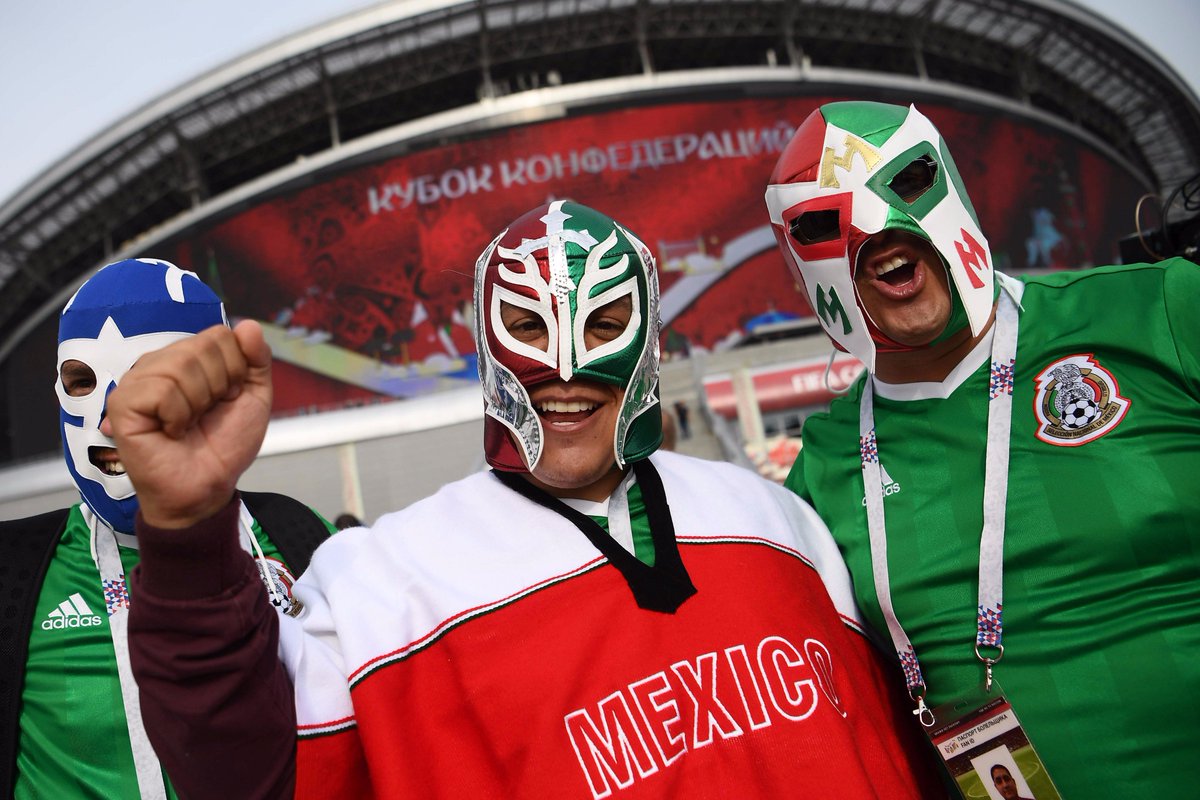 Fan De Futebol Mexicanos No Quadrado Vermelho Em Moscou Sombreiros