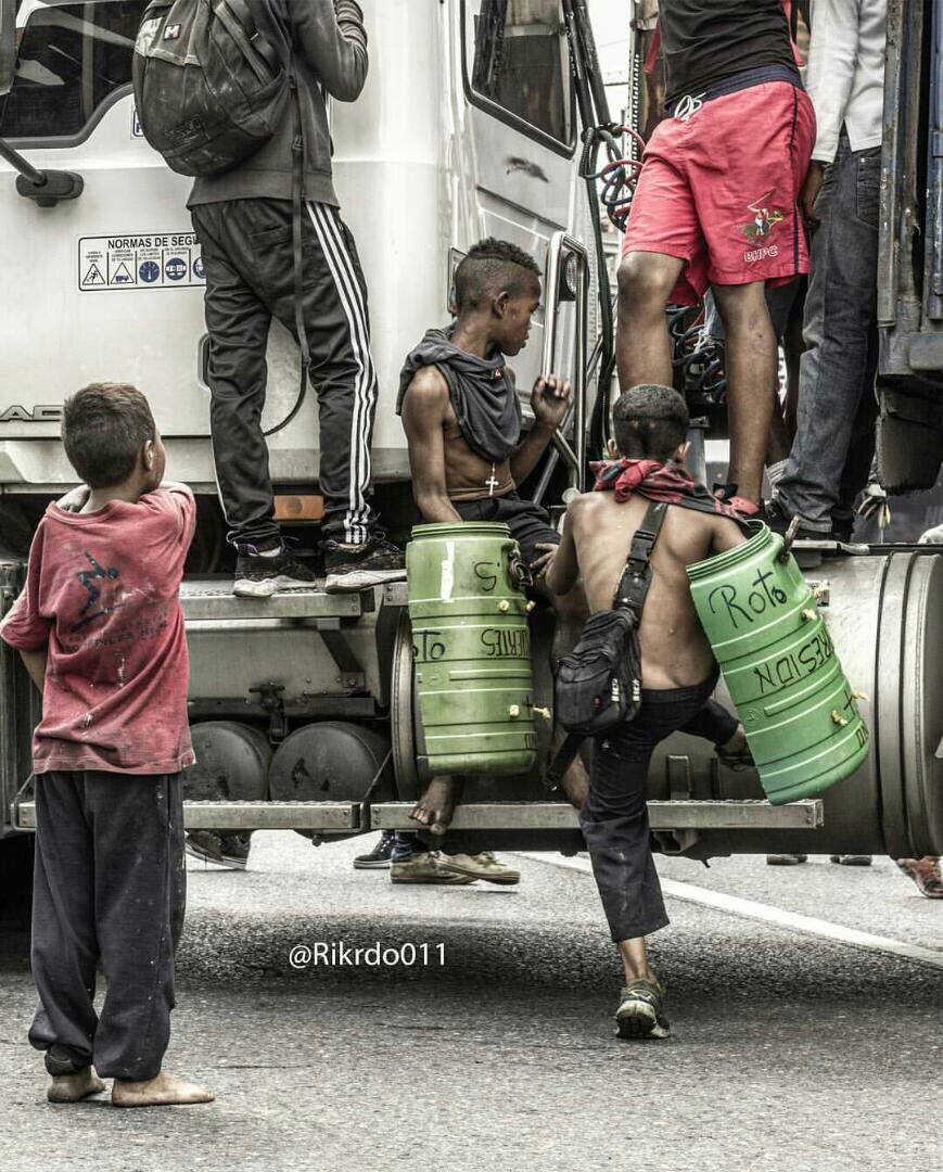 TorresAren's tweet photo. #AyunoPorVenezuela VENEZUELA vive hace 18 años en AYUNO el narco chavismo se robó el futuro,ilusiones sueños dlos venezolanos PRONTO ACABARA https://t.co/szfA8C8eUy