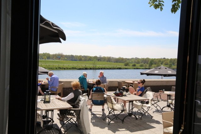 Geniet van het vakantiegevoel op ons terras aan de Vecht met ons 3-gangen "vakantievoorpretmenu" met een glas wijn en koffie voor € 25,00