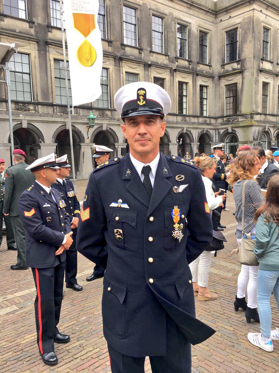 admiraalTas's tweet photo. Trots op Rob Severs die een lintje heeft gekregen voor de 👍manier waarop hij als oorlogsslachtoffer gestalte heeft gegeven aan zijn loopbaan https://t.co/IcKUsbdACA