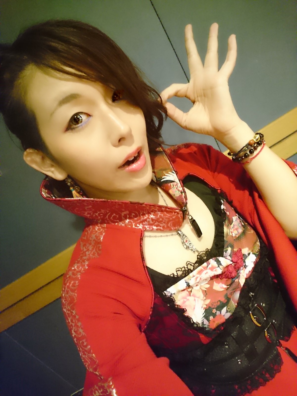 所詮千尋 筋トレに夢中 今年入ってすぐ 一目惚れして買った衣装 驚いてもらえたかな この襟がなんともハートの女王様っぽい 笑 でも袖が着物のようで可愛い コルセットも初めて買いました 笑 またどこかで着られたらいいなぁ 千ト神 T