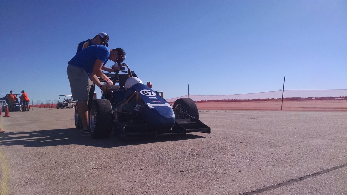 BlueHenRacing's tweet photo. Getting ready for endurance at #FSAELincoln https://t.co/LM4HLcNY6O