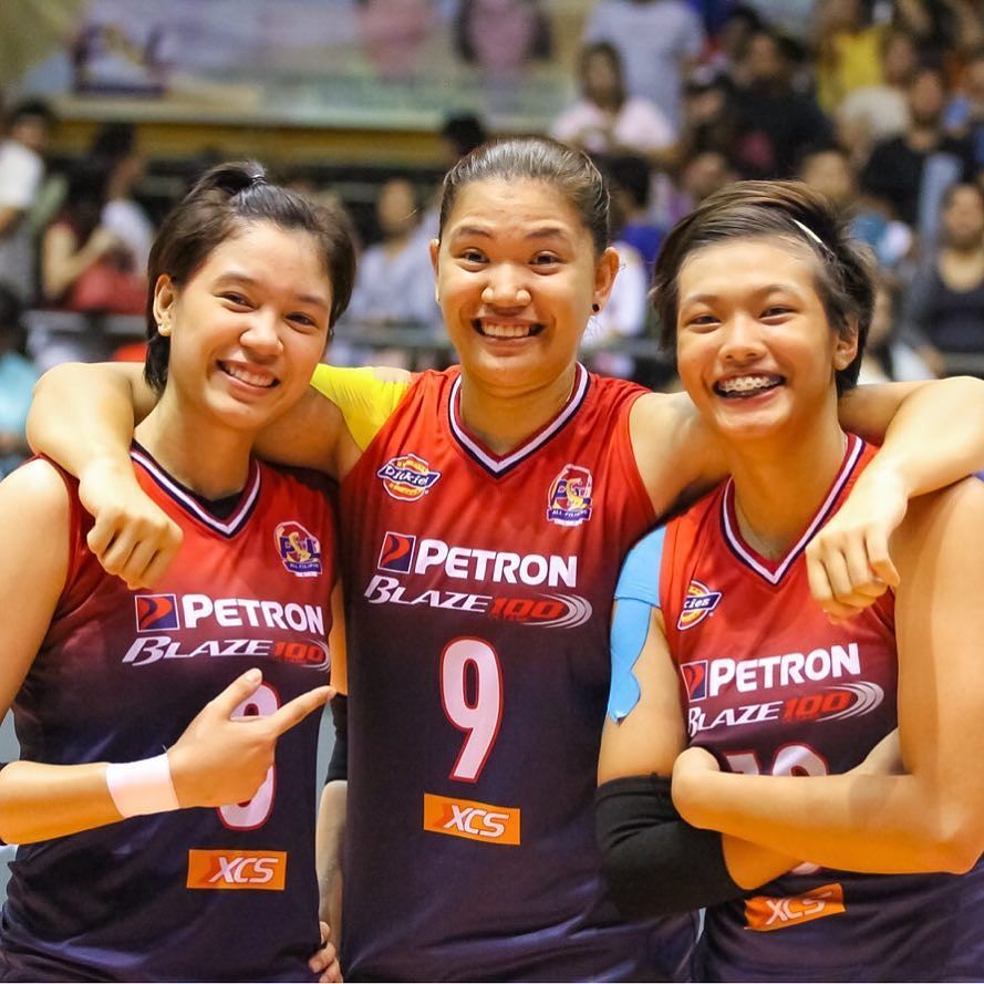 ShakeysLeague's tweet photo. One of our favorite photos of this day! #HomeOfTheElitePSL https://t.co/xNcdsbIXzf https://t.co/Ex0iAujq3H