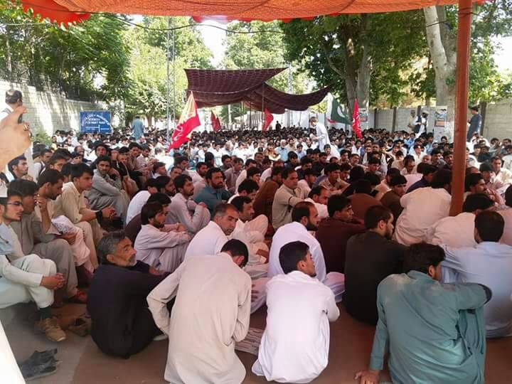 hussain_rehber's tweet photo. Momineen staging sit in against #ShiaGenocide in Parachinar. Who will give justice?
#Parachinar #No2Daesh #ISIS https://t.co/Zp4CuMJimc