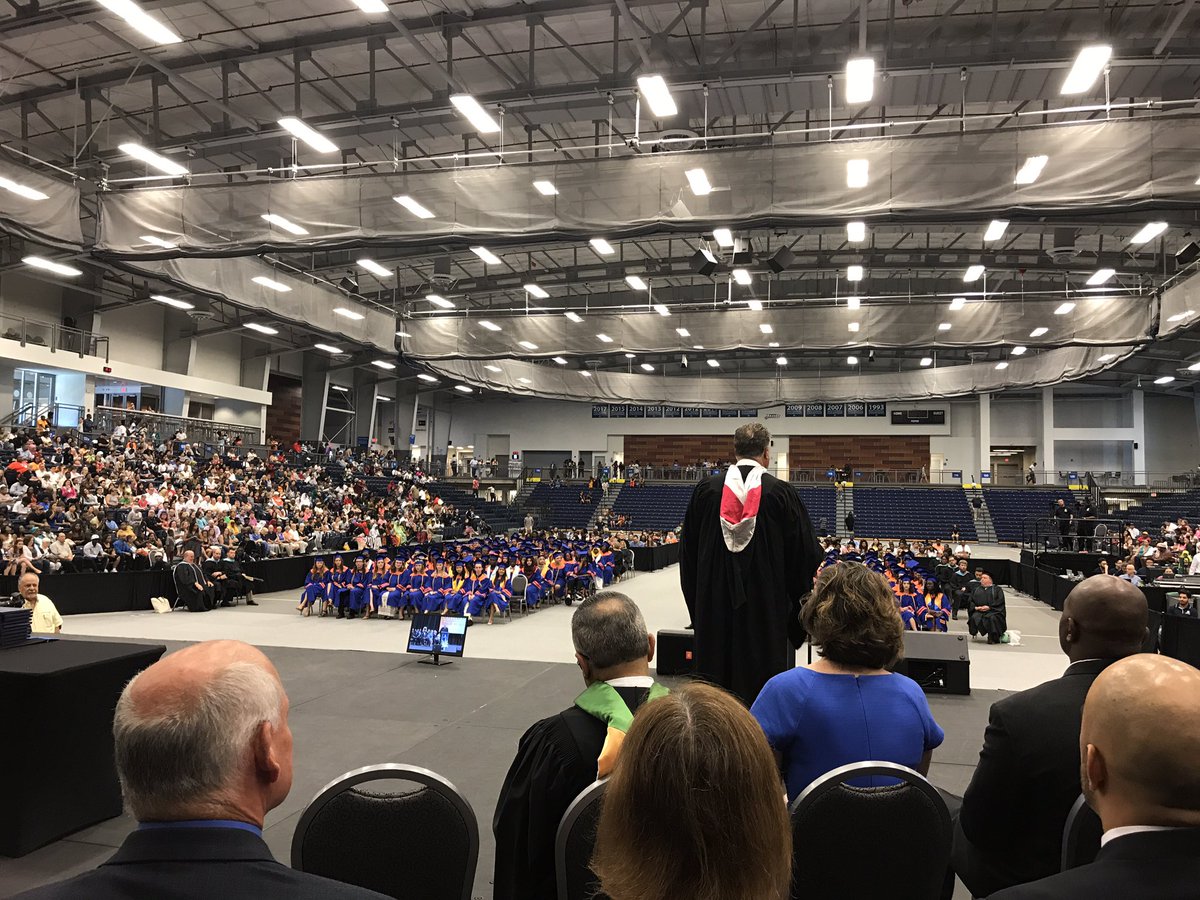 lindadmulvey's tweet photo. Principal Maynard kicks off Nottingham graduation @SyracuseSchools #SCSDGo4Gold #graduation2017 https://t.co/1sDqw3CeFS