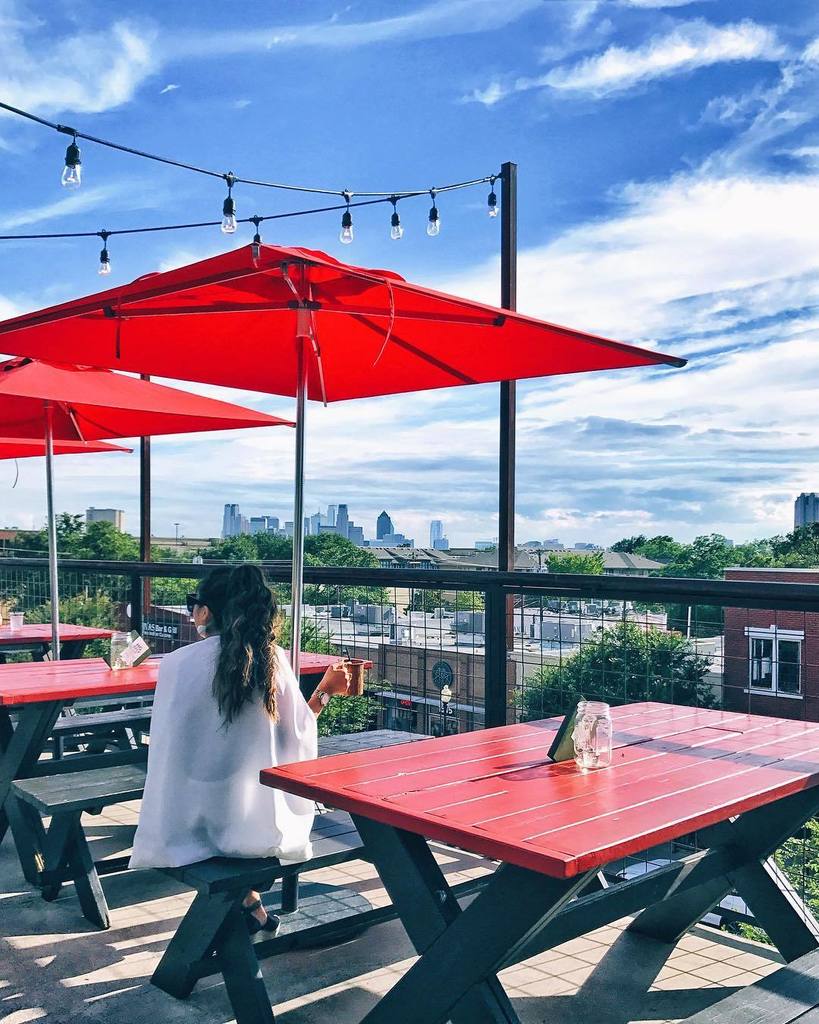 I have a thing for rooftops ✨🏙// enjoyed #happyhour + this view at @hgsplyco with the sweetest <a href="/mkminnis_/">Mary-Katherine</a> ❤️ #view… ift.tt/2sNgQGj