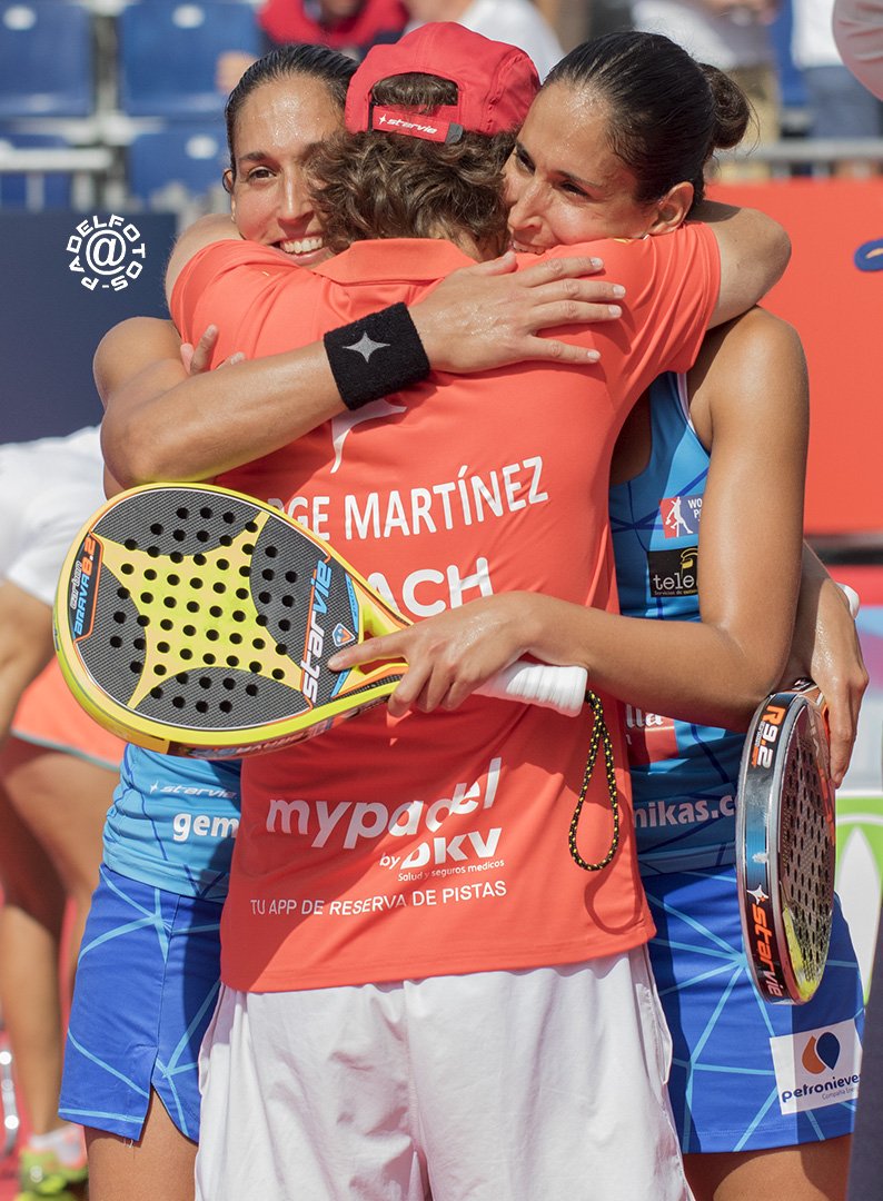 padelfotos's tweet photo. Las gemelas atómikas primeras finalistas #WPTValladolidOpen jugarán mañ 9:30h contra ganadoras duelo Eli-Patty vs Ale-Marta #PadelFemenino https://t.co/gVuKQwm0Gy