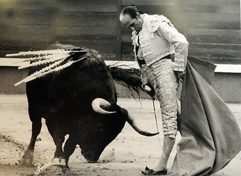 zabaladelaserna's tweet photo. Hoy hubiera cumplido años el eterno maestro del mechón blanco y los pulmones negros. Inolvidado Chenel. https://t.co/FwZC9ySLRg