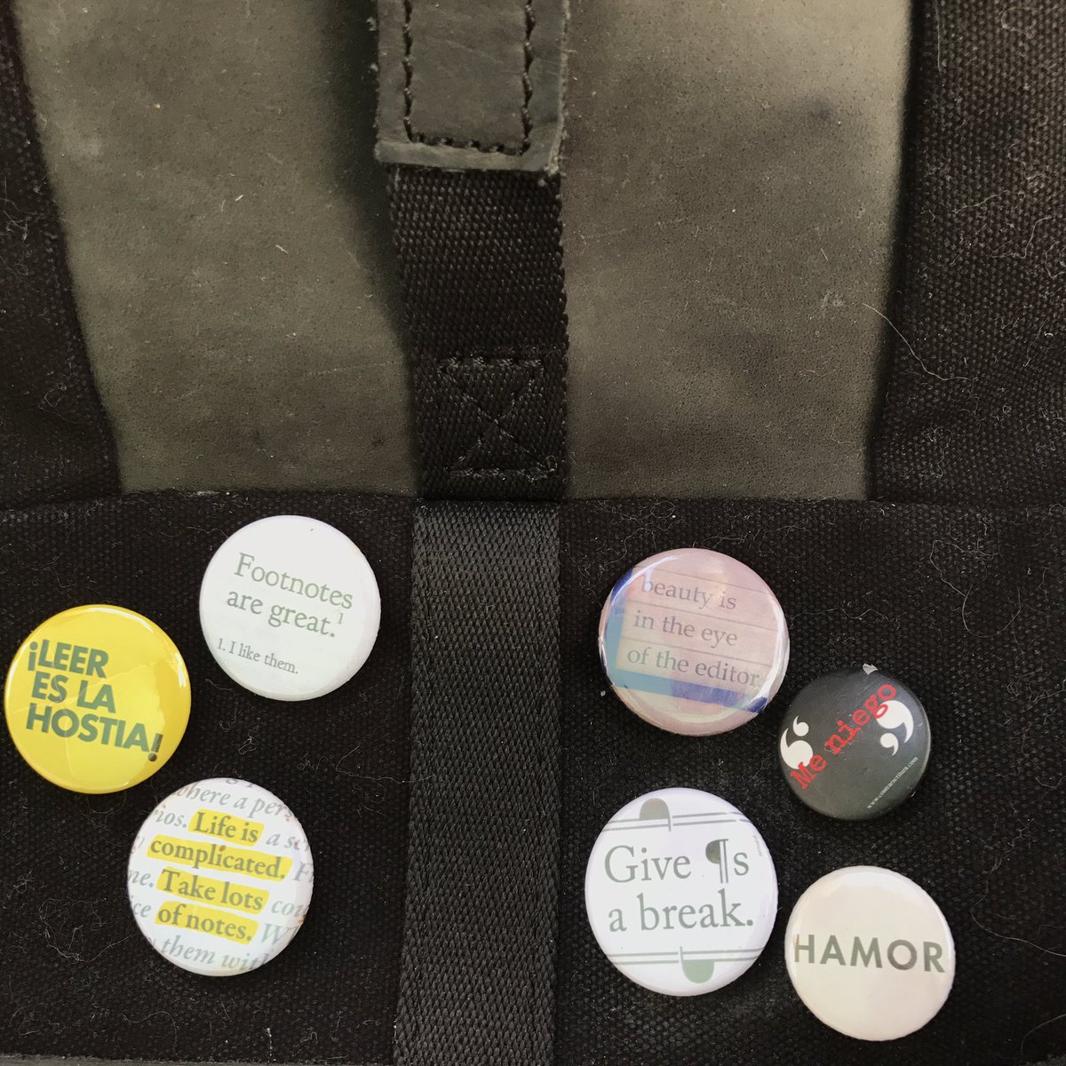 ContraEscritura's tweet photo. La distrimochila ya tiene chapa nueva 😍#leerEsLaHostia https://t.co/zCaU0VoJmR