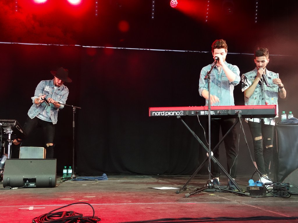 Arcadian_Fans1's tweet photo. ☀️magnifique concert hier à @LucelleSonore avec @ArcadianOff ! Ambiance de folie 😉 ce soir rebelote à Bassecourt ⚠️🔝🔥💜💛💚 #arcadian https://t.co/fuoHFVTXPo