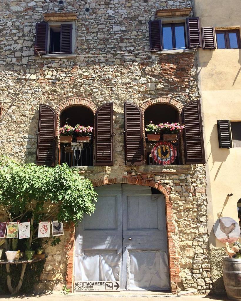 LIME_LICK's tweet photo. Red red wine...
#chianticlassico #redwine #winelover #tuscany #italianstyle #toscana #ilovewine #livinginitaly #ma… https://t.co/9KuZav6WzG https://t.co/fDZfeL44oS