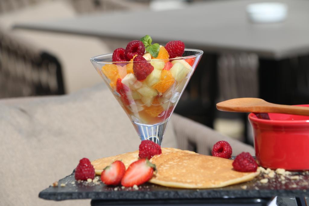 MetropolPalace's tweet photo. Saturday is made for sweet breaks. Visit our Lounge Terrace. #metropolpalace #theluxurycollection #redparallel #lounge #terrace https://t.co/xrjoGXqc1z