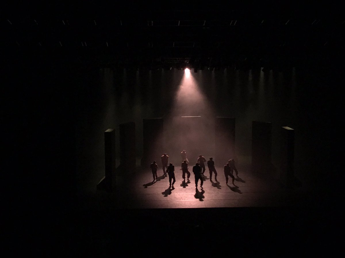 aurelienTwt's tweet photo. écho/graphie de la création #GrandFinale by @HofeshCo  @TheaVilleParis ❄️x☀️ https://t.co/ZktvNc2Bek