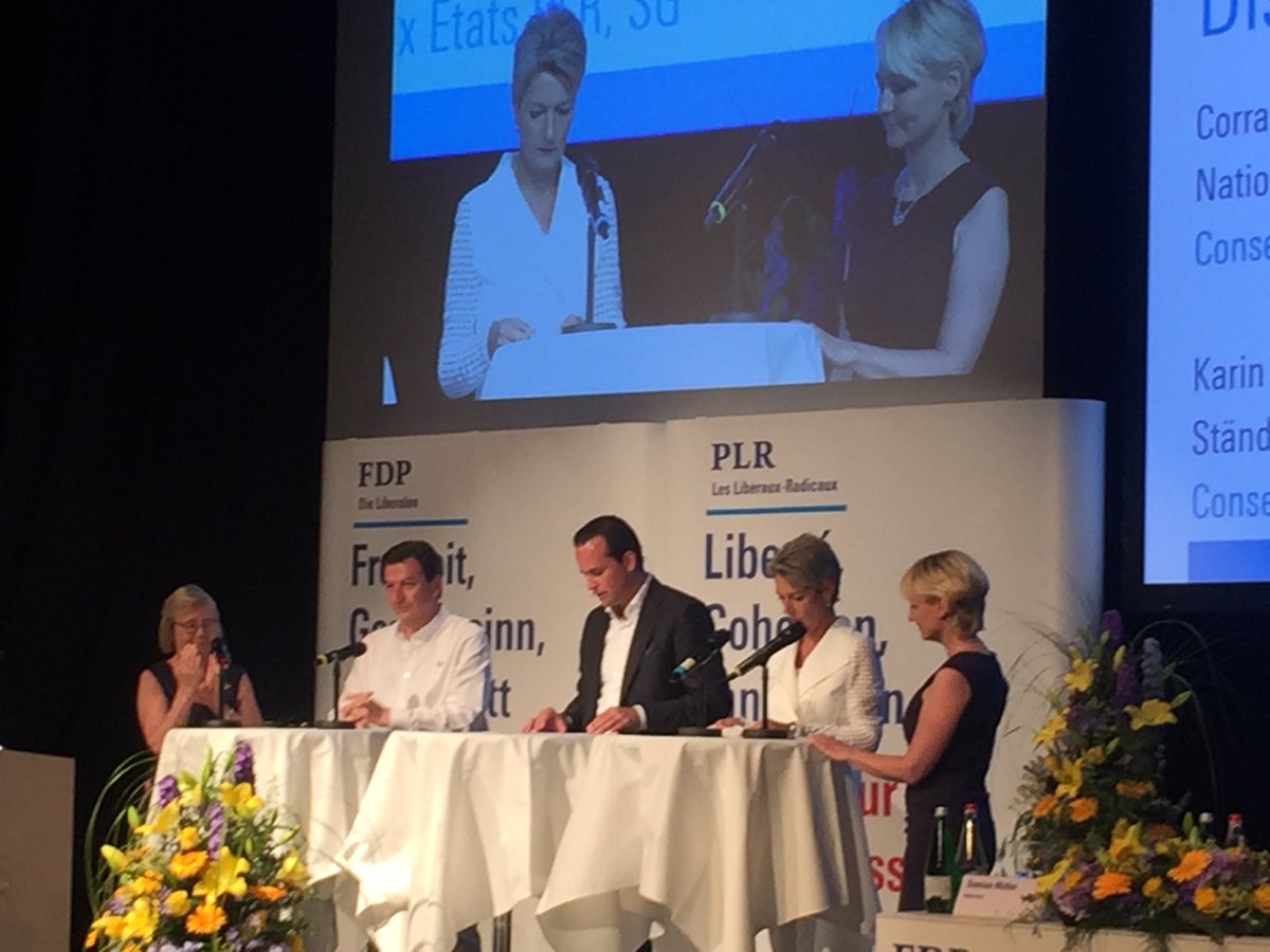 BirgittSiegrist's tweet photo. Podium an der #DV_FDP Corrado Pardini findet das Umlagemodell 1.S. viel intelligenter als Sparmodell 2.S., SP verteilt grundsätzlich gern um https://t.co/LBEiZQAkAM