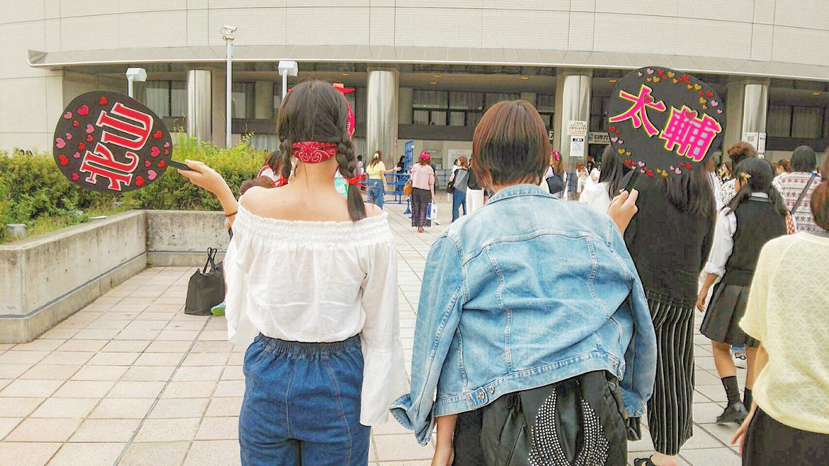 0917KiMisamitsu's tweet photo. やっばーい！楽しすぎた🤒💓
載せるの遅くなってすみません😂
なんとなんと！！アリーナ花道横！！
たくさんのファンサもらって
目の前の小さいタイピー担の子が最初ニカからタオル狙い投げでもらってその後みつからも！！二枚もらってて羨ましすぎた😢
みつとニカのタオル触らせてもらった😽💓 https://t.co/6CILTmKid9