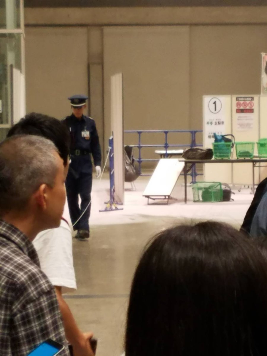 欅坂46の握手会が発煙筒とナイフを持った男に襲撃される セキュリティが甘すぎるのでは 荷物検査がずさんすぎた Togetter 欅坂46の握手会が発煙筒とナイフを持った男に襲撃される セキュリティが甘すぎるのでは 荷物検査がずさんすぎた Togetter