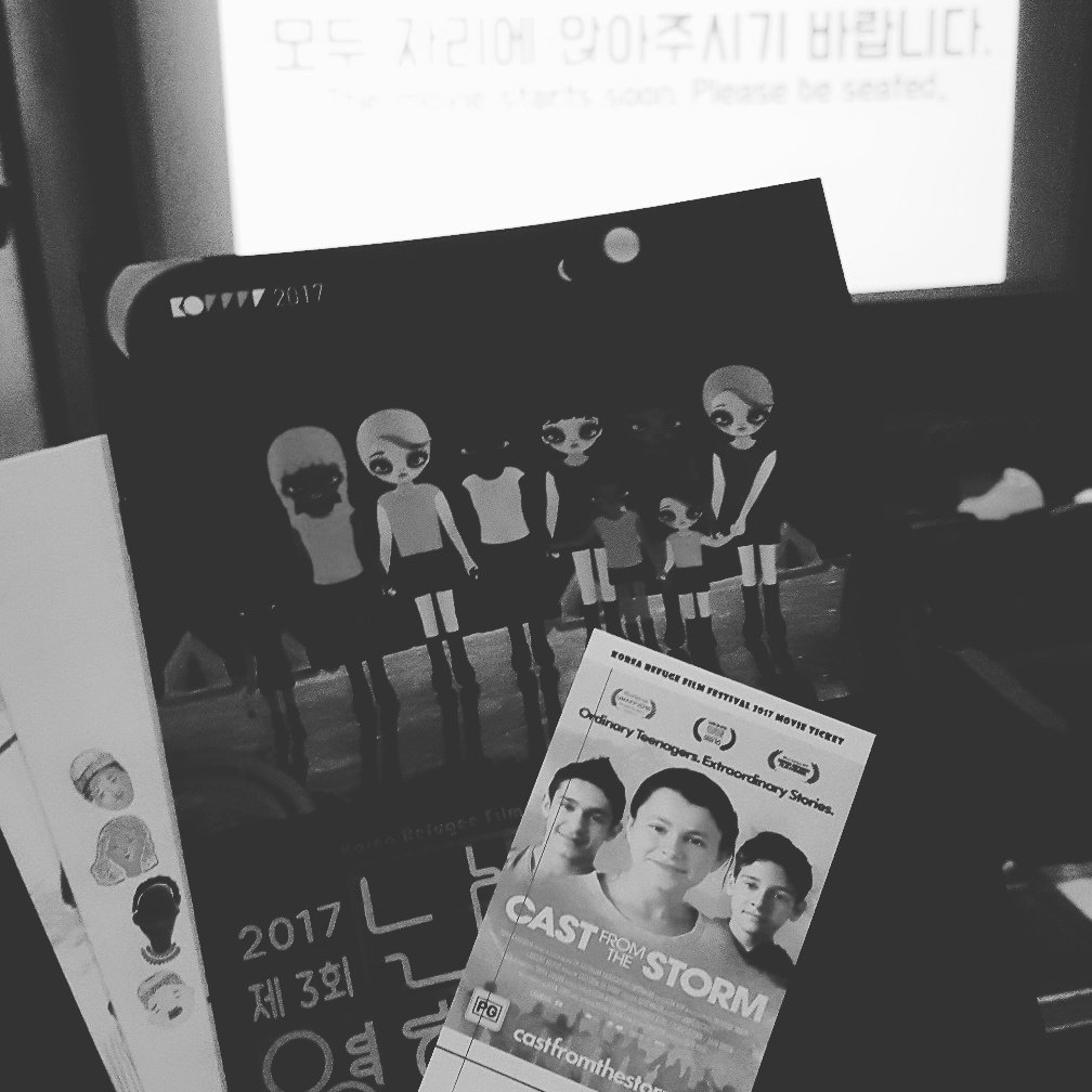heoyoung67031's tweet photo. 제 3세계 휴전국가에 살면서 전쟁걱정, 목숨걱정 하지 않고 일상을 보낼 수 있다는 것이 얼마나 축복받은 일인지..
"트라우마는 질병이 아니라 끔찍한 일에 대한 정상적인 대응 과정이다." - 영화 <캐스트프롬더스톰> 중
#난민영화제 #KOREFF https://t.co/PcNm9RYaZS
