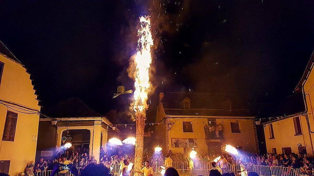 IgersOccitania's tweet photo. Mercés @amrqs -  Era crema der Haro de Les. Bon Sant Joan! #les #santjoan #baisharan #baishmonix #valdaran #igersa… https://t.co/0LizHVACr6 https://t.co/ZyexKnTTHX
