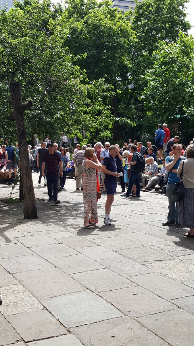 Churchyard full of bell ringers for the <a href="/National12bell/">National 12-bell</a> competition at <a href="/Southwarkcathed/">Southwark Cathedral</a> today. Go #mightysouthwark <a href="/Swarkbells/">Southwark Bells</a> 🔔🍻🕭🍻