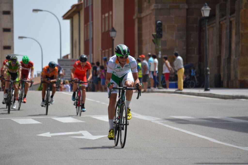 FACiclismo's tweet photo. En cabeza, en el grupo de 12, los andaluces @acmorata y un incombustible Antonio Gómez  #CESoria17 foto vía @CajaRural_RGA https://t.co/QJHDRBiSfe