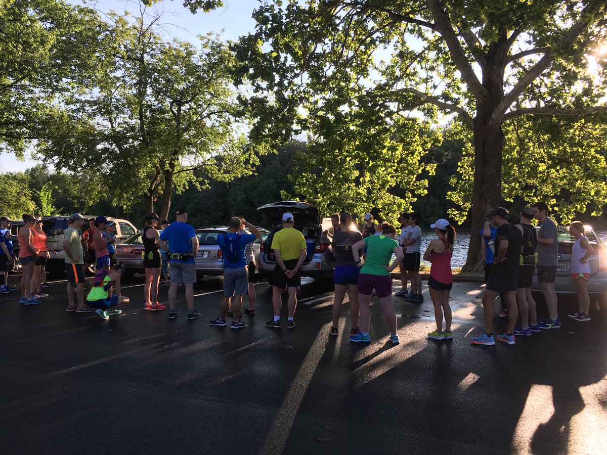 JoeandSonia's tweet photo. Lots of groovy folks ready to start the @RunPacers #SaturdayLongRun https://t.co/4KVtGGTwSd