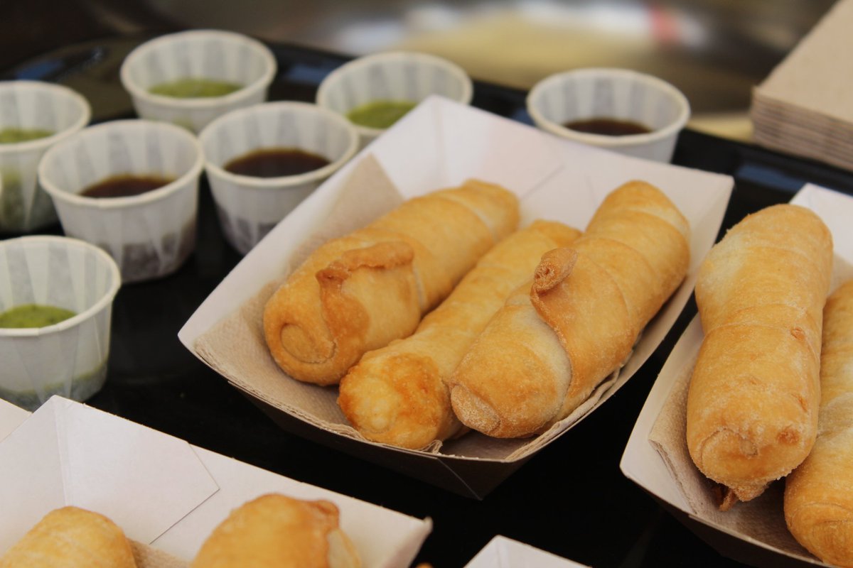 MadridCalidad's tweet photo. Se acerca la hora de comer y tienes hambre, ¿verdad? En #CómeteLasVentas2017 te esperan muchas #GastroSorpresas. 🍅🍞🍖🧀🍳🍻🍷🍯🍦🍩🍽 https://t.co/GbOO57NKmh