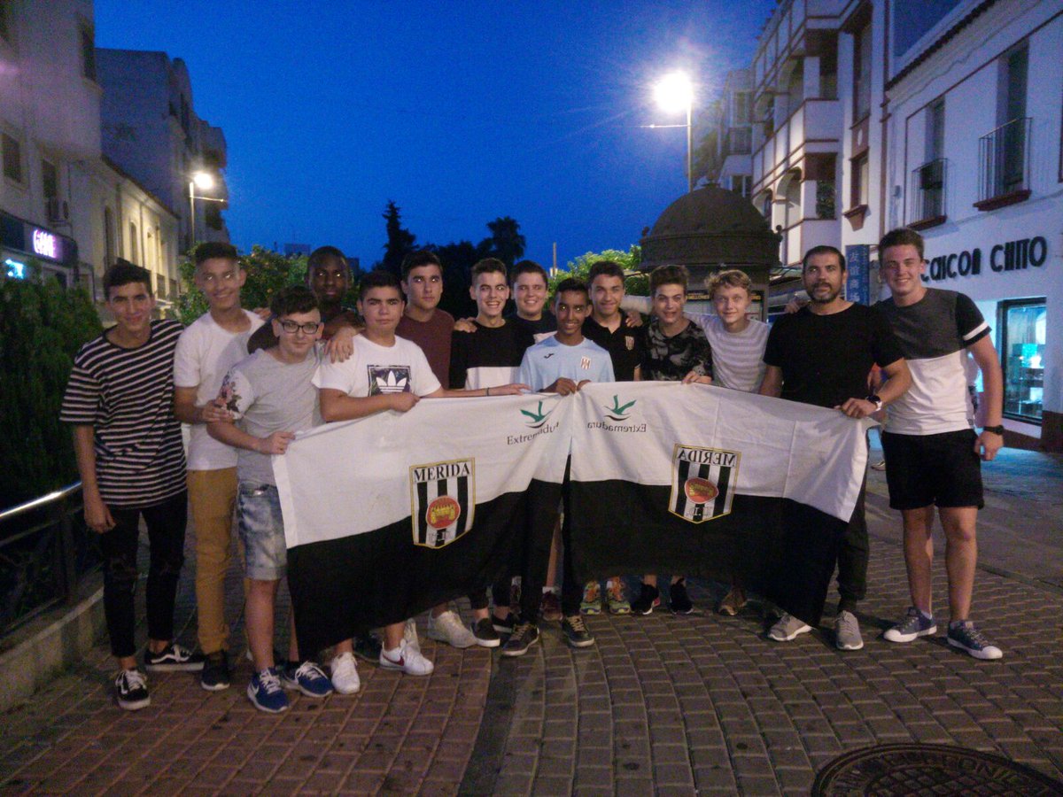 Mianco1970's tweet photo. Detalles q hacen más grande a @MeridaCFcantera. Cadete C despidiendo a Luchaa q vuelve a los campamentos saharauis. Muy grandes chavales👏👏👏👏 https://t.co/rWJfnirLrA